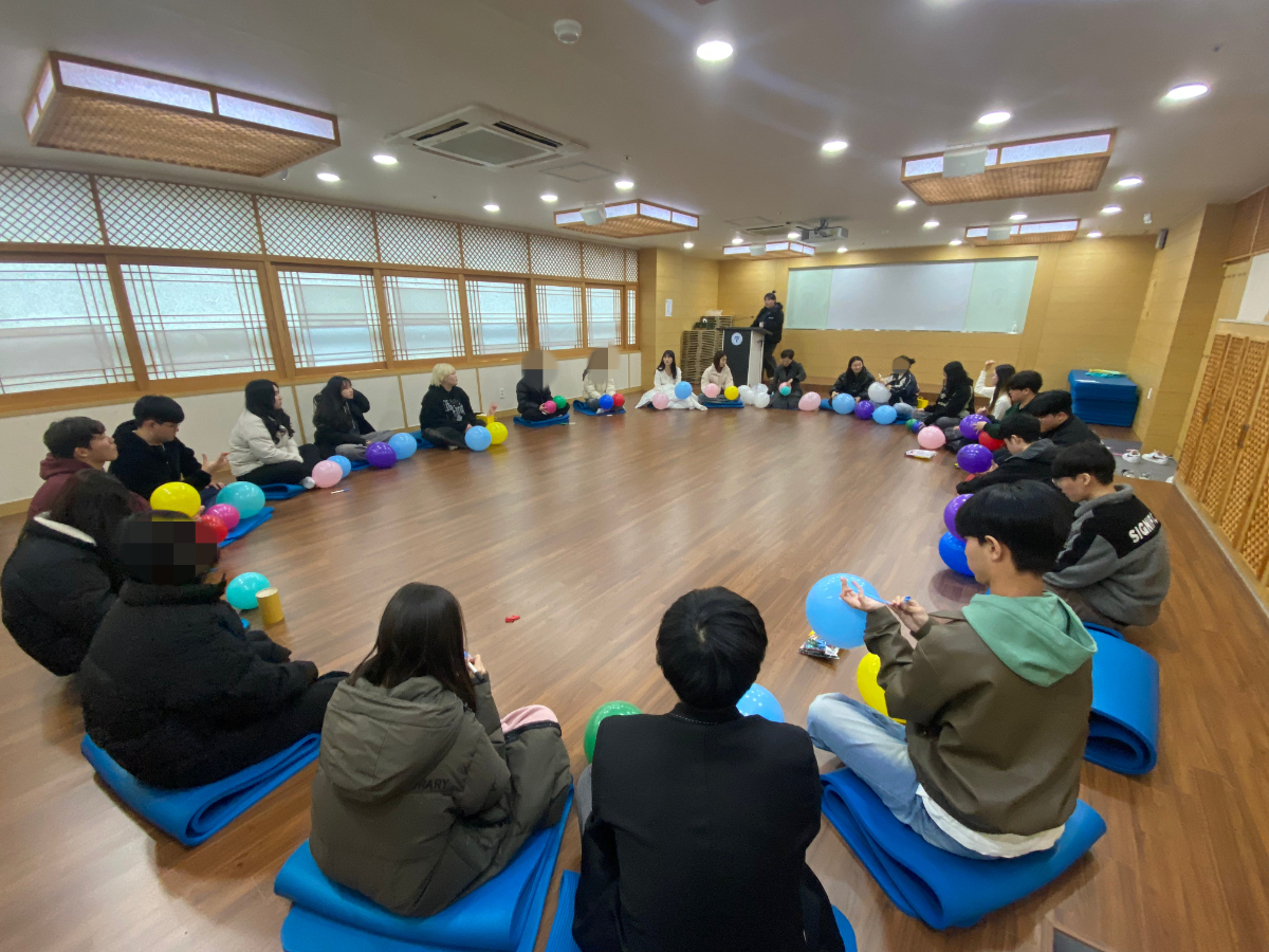 [사진] 참여자들이 풍선에 자신의 강점 등을 쓰고, 돌아가면서 그 내용을 발표하고 있다.